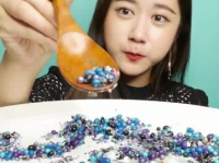 小姐姐吃糖豆串,小姐姐畅享糖豆串美味之旅