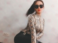 小姐姐穿蛇皮紧身衣,时尚与野性的完美融合