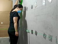 工地小姐姐贴砖,展现现代女性力量