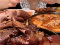 小姐姐吃排骨肉片,小姐姐独享排骨肉片盛宴